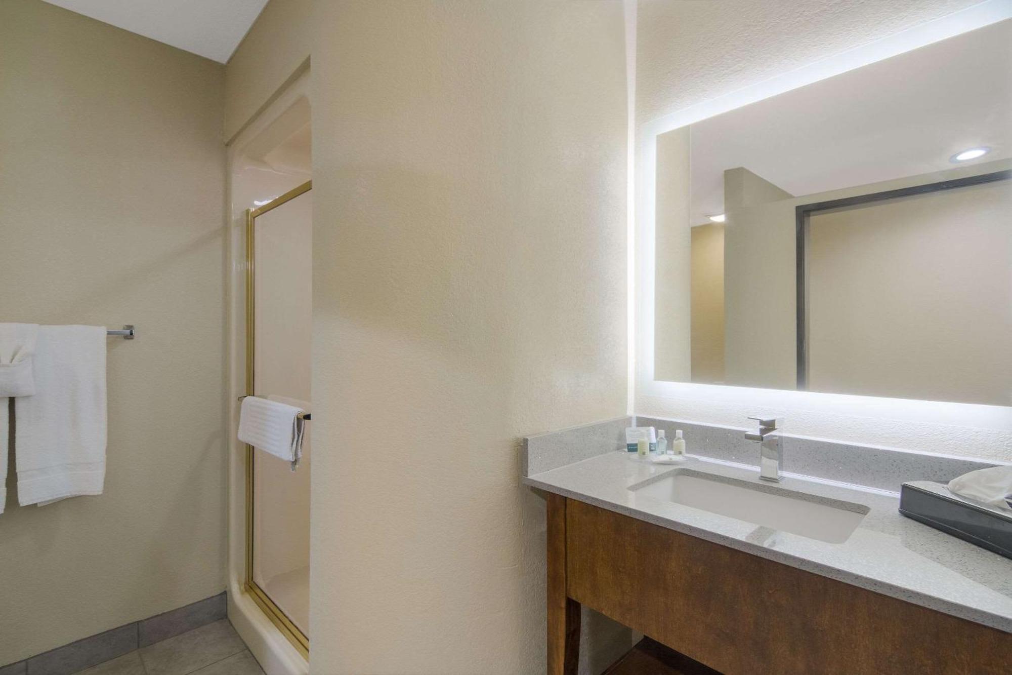 Quality Inn & Suites Roanoke - Fort Worth North Exteriér fotografie