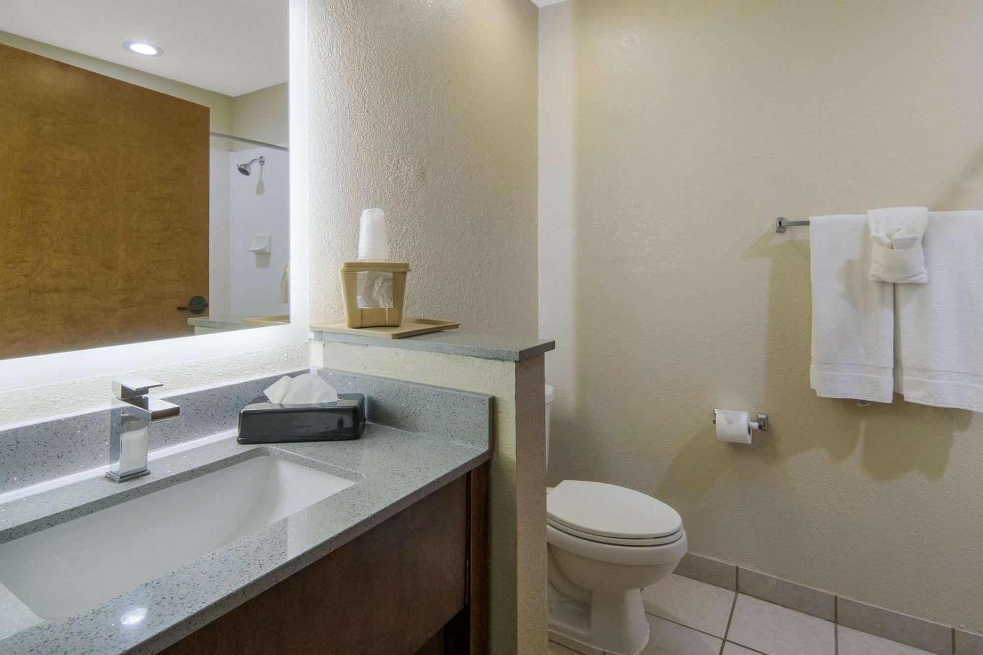 Quality Inn & Suites Roanoke - Fort Worth North Exteriér fotografie