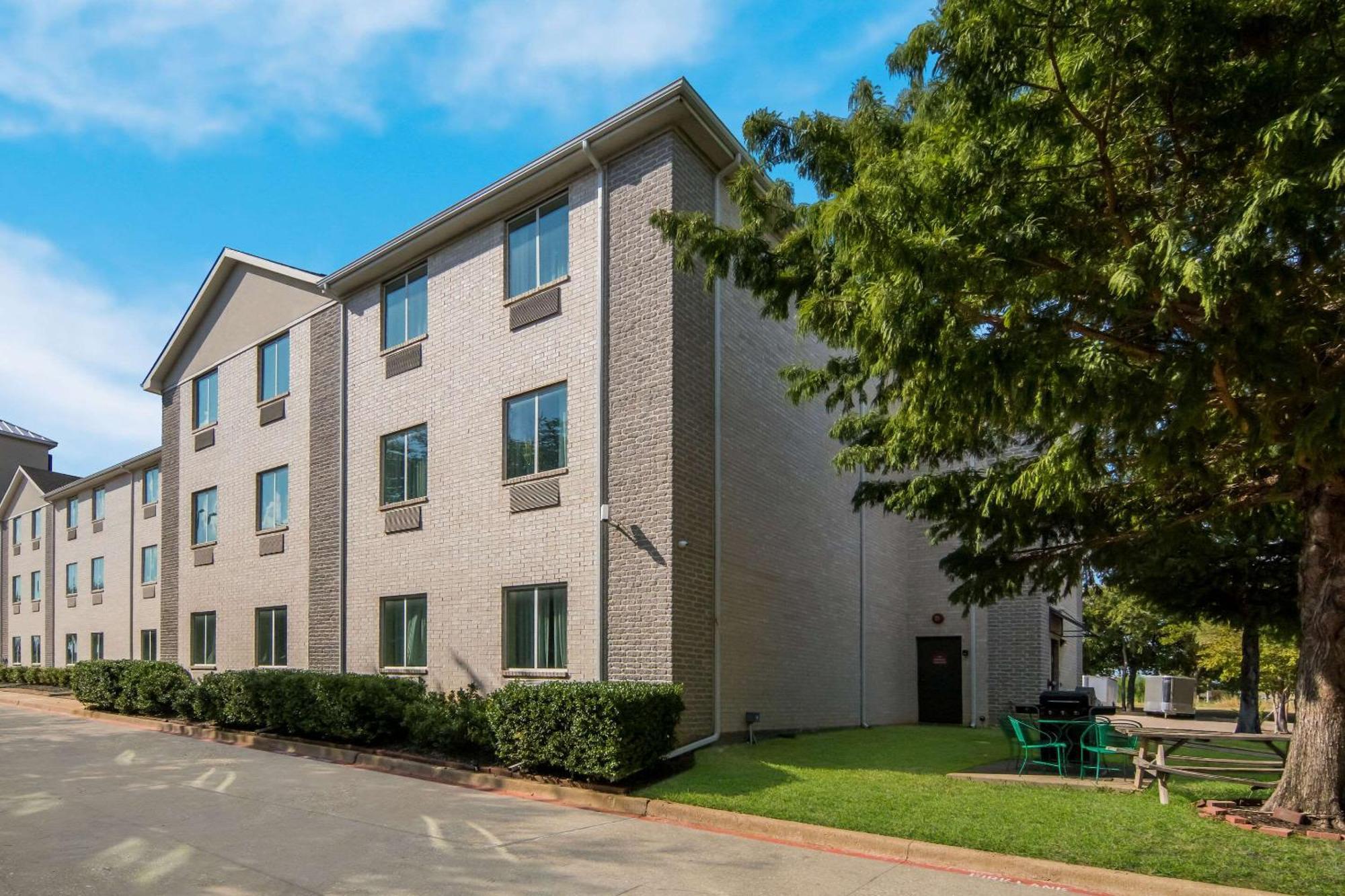 Quality Inn & Suites Roanoke - Fort Worth North Exteriér fotografie